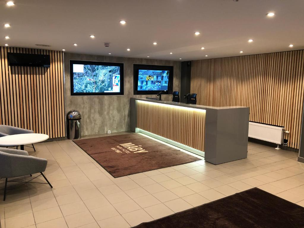 Receptionen på Måby Park Hotell med sittgrupp och informationsskärmar.