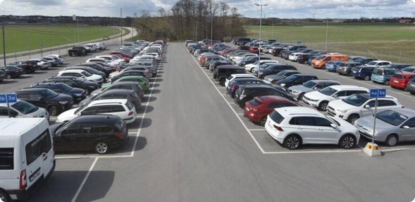 Översikt över Måby Parkerings inhägnade utomhusparkering vid Arlanda.